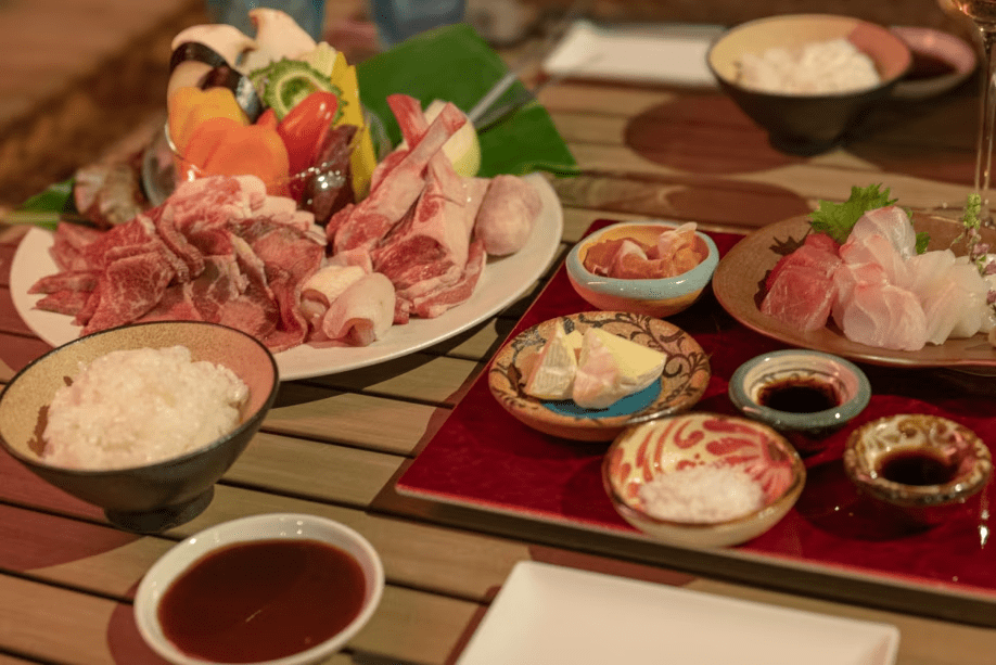 【テラスBBQ】
テラスでご自身で焼いて楽しむ、セルフスタイルのBBQ。
島の風を感じながら、ゆっくりとお食事の時間をお楽しみください。
※食材の仕入れ状況により、内容は日々異なります。あらかじめご了承ください。