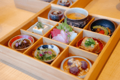 【沖縄食材・9品の小鉢朝食】
沖縄の食材を使った、9品の小鉢スタイルの朝食。
島の朝にぴったりの、やさしい味わいです。※食材の仕入れ状況により、内容は日々異なります。あらかじめご了承ください。