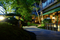 玄関アプローチ・夕方