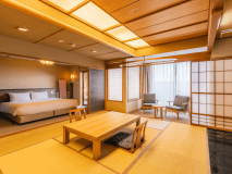 【温泉露天風呂付】海を眺める最上階和室特別室／キングサイズベッドでゆったりと