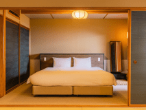 【温泉露天風呂付】海を眺める最上階和室特別室／キングサイズベッドでゆったりと