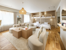 【新客室】カルテットルーム／鏡やライト、ドライフラワーなどで飾られたフォトジェニックな客室