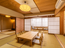 次の間付和室／広々65平米の客室はご家族・グループ利用におすすめ