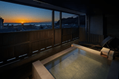 あたら夜最大のスイートルームの露天風呂（夕景）