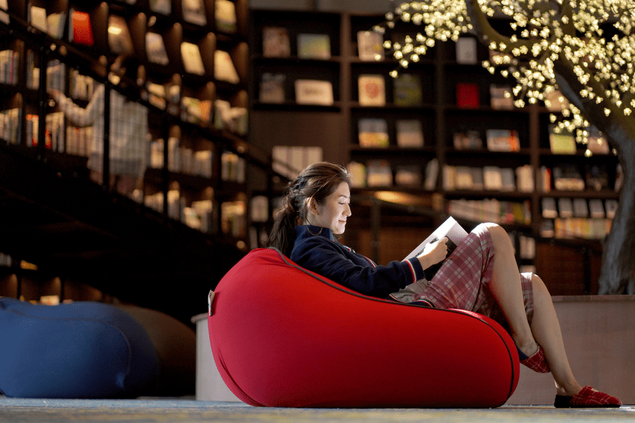 【寿ノ湯】［ライブラリー］ クッションや階段、ソファーにおこもりスペース。好みの場所で、書に耽る。