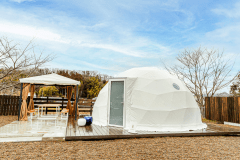 【ドーム型テント】［外観］ 一番奥にあるのは、ゆったりとしたドーム型テント。3世帯でのご利用にも◎