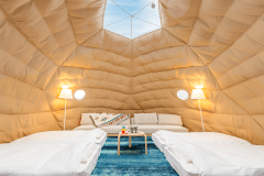 【ドーム型テント】 高い天井、広い空間。外界から隔てられた「秘密基地」のような内装に思わずワクワク♪