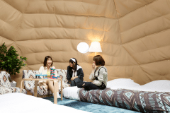 【滞在イメージ】 中央の柱が不要のドーム型テントは広々とした雰囲気♪