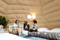 【滞在イメージ】 中央の柱が不要のドーム型テントは広々とした雰囲気♪