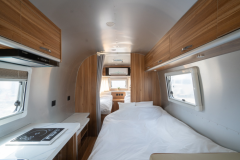 ソファベッドを伸ばして、少し狭めのダブルベッドに。
リビングの椅子とテーブルを下げてフラットにして、シングルベッドに。