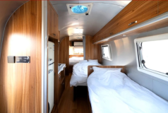 ソファベッドを伸ばして、少し狭めのダブルベッドに。
リビングの椅子とテーブルを下げてフラットにして、シングルベッドに。