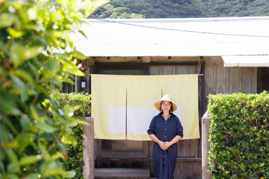 加計呂麻の青い空の下、皆様のお越しをお待ちいたしております。
