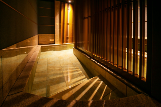 ☆23年5月OPEN■魚も眠る立ち湯 -魚眠GYOMIN-■外界からの刺激を遮断した闇に包まれる、水深120cmの立ち湯