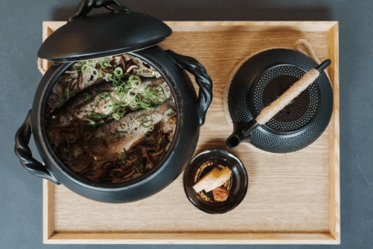 梅ヶ島の清流で育った川魚「あまご」を土鍋で炊き上げ。