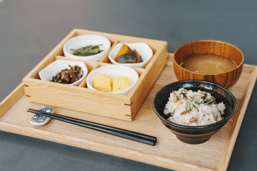 梅ヶ島の清流で育った川魚「あまご」を土鍋で炊き上げ。