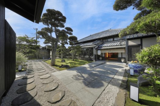 中庭から見る母屋レストラン