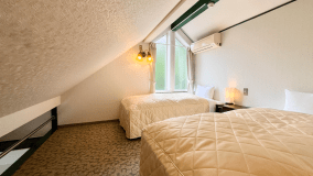 ロフト付コーナールームのロフトスペース。シーリー製シングルベッド2台。遊び心をくすぐる秘密基地空間。