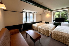 海側オーシャンビューロフト付コーナールーム/シーリー製シングルベッド5台、ソファー1台