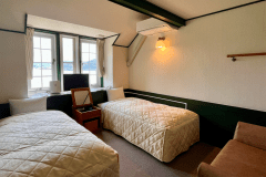 海側オーシャンビューツインルーム/シーリー製シングルベッド2台、ソファー1台、ミニロフトスペース