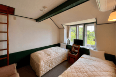 海側オーシャンビューツインルーム/シーリー製シングルベッド2台、ソファー1台、ミニロフトスペース