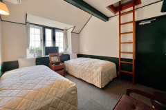 海側オーシャンビューツインルーム/シーリー製シングルベッド2台、ソファー1台、ミニロフトスペース