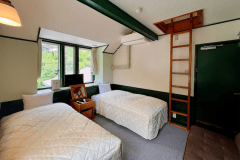 山側ツインルーム/シーリー製シングルベッド2台、ソファー1台、ミニロフトスペース