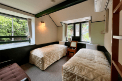 山側ツインルーム/シーリー製シングルベッド2台、ソファー1台、ミニロフトスペース