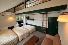 海側オーシャンビューロフト付コーナールーム/シーリー製シングルベッド5台、ソファー1台