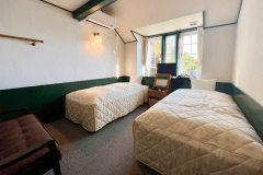 海側オーシャンビューツインルーム/シーリー製シングルベッド2台、ソファー1台、ミニロフトスペース