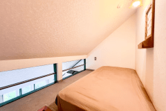 201号室のロフトスペースのベッド。3名利用時のみ利用可能。専用宿泊プランにてご予約可能です。