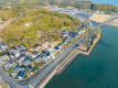 湖と山に挟まれた自然溢れる空間