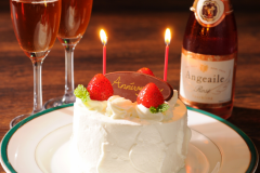 ケーキとモエアンペリアル（ハーフボトル）をご用意いたします。