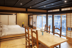 客室「左舷」リビングダイニング