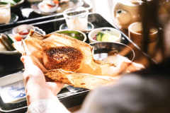 朝食＿イメージ（焼きおにぎり）