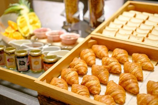 【朝食ビュッフェ】パンコーナーでは出来立てクロワッサンや地元農園の手造りジャムをご用意　※料理イメージ