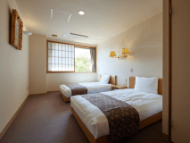 ・和室10畳＋洋室（ツインルーム）