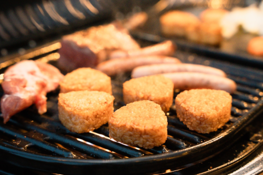【地産地消BBQプラン】国産黒毛和牛もも×杜仲茶ポークスペアリブの地場堪能BBQ🍖＋グランピングモーニング＜夕朝2食付き＞