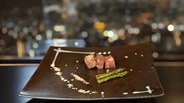 長崎和牛を金粉で演出