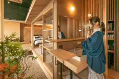 リビングと浴室をつなぐ位置にある洗面スペースは、坪庭との隔たりを抑え、まるで野外にいるような非日常空間が広がります。