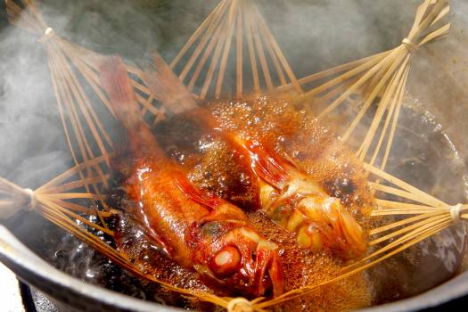 【地魚の姿煮】地元勝山港で揚がった地魚を料理長特製の煮付でどうぞお楽しみください。