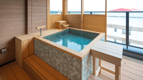 禁煙【掛け流し温泉半露天風呂つき和洋室 (701)】眺めの良い縁側あり