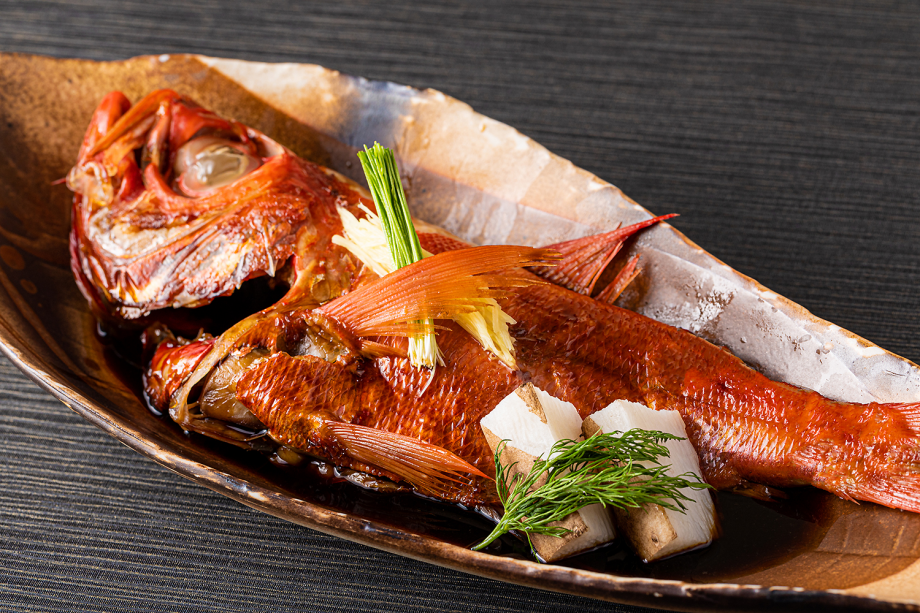 【金目鯛の姿煮】地元勝山港で揚がった金目鯛を料理長特製の煮付でどうぞお楽しみください。