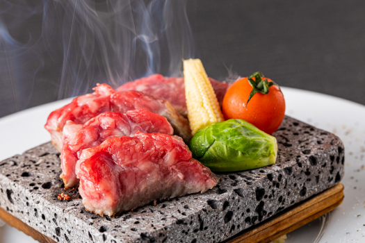 【彩美牛の石焼き】千葉県産のブランド牛『彩美牛』を石焼きでご賞味ください。
