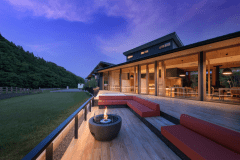 せせらぎを望む足湯テラス