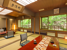 ■10畳2間客室■大きな窓から見える景色はこの部屋ならでは♪畳の上に寝ころび貴船川のせせらぎに心癒す