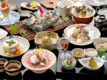 【京会席│月】より厳選した食材を使用した全十品。少し特別な日のお食事に。