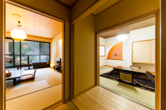 檜露天風呂客室と陶器展望風呂客室（特別室）