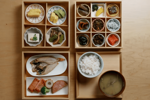 【ご朝食】ゆかり特製三段重のお弁当をお召し上がりください。 【ご朝食】ゆかり特製三段重のお弁当をお召し上がりください。