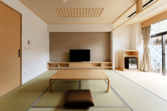 2024年3月20日リニューアルの御影石の露天風呂付き特別室です。