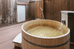 露天風呂付き和室＜7.5畳＞の露天風呂・かけ流しの温泉を滞在中いつでもお楽しみいただけます。